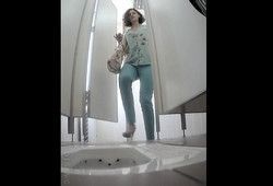 Шпионят за девушками в туалете универа