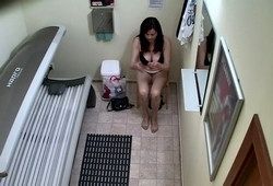 Девушка в солярии заскучала и стала мастурбировать