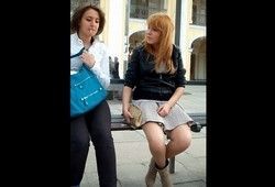 Парень подглядывая под юбки получает море удовольствия