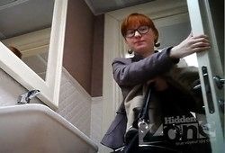 Рыженькая девушка не знала о спрятанной в туалете камере