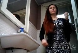 Парень спрятал в публичном туалете камеру и узнал как девушки писают