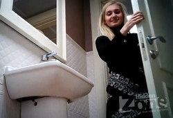 Девушка забежала в туалет засветить свою писечку