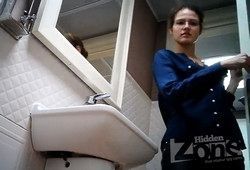 Девка засветила в туалете в чем то измазанную письку