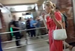 Засветила под платьем свое сокровище