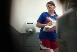 Девушка засветила в туалете голую киску с тампоном