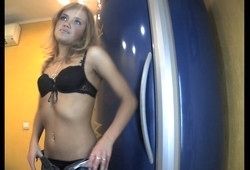 В солярии засняли симпатичную голую девушку