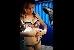 Парень шпионит за голой девушкой в пляжной кабинке