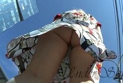 Заглядывает под платье взрослой блондинке