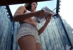 Подсматривают за взрослой брюнеткой, зашедшей в пляжную кабинку переодеться