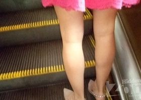 Парень подсовывает камеру девушке под платье