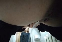 Девушки по очереди писают в туалете учебного заведения