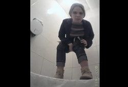 Пикантные кадры из женского туалета