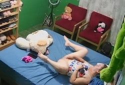 Муж поставил в комнате скрытую камеру, чтобы контролировать жену