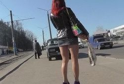 Парень подсматривает под юбку рыжей девице