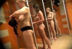 Подсматриваем в женской душевой как моются девушки