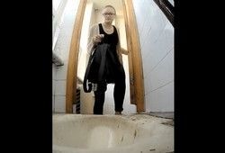 Подглядывают в туалете за писающими девушками