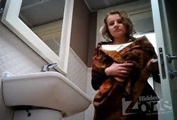В туалете подловили девушку на скрытую камеру