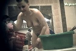 Женщины пришли помыться в баню и попали на скрытую камеру
