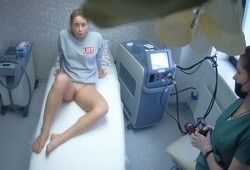 Врачиха обрабатывает письку девушки в косметологическом кабинете