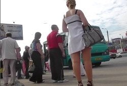 Парень заглядывает под платье незнакомой девице