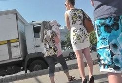 Развратный тип подглядывает молодкам под платье