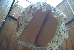 В пляжной кабинке подсматривают как переодевается брюнетка в очках