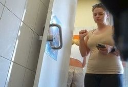 В общественном туалете подглядывают за писающей женщиной с аппетитной попой