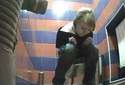 Блондинка сбрасывает балласт в общественном сральнике