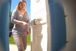 В биотуалете подглядывают за пухленькой девушкой
