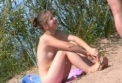 На пляже подсмотрели за девушкой без лифчика