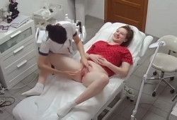 Девушка сняла трусы и раздвинула ноги в косметическом салоне