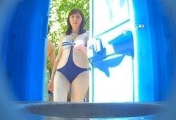 Подглядывают как писает женщина в биотуалете