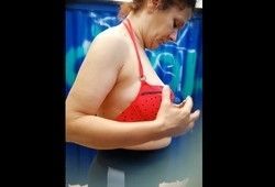 Несколько телок спалились в пляжной кабинке