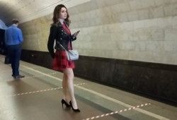Заглядываю под платье симпатичной молодке