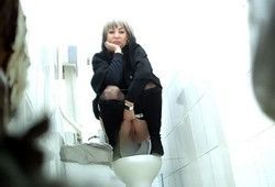 Забралась на унитаз и стала писать