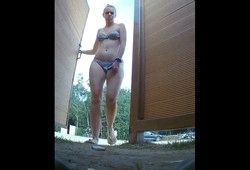 В самый последний момент девушка увидела в пляжной кабинке скрытую камеру