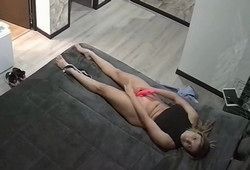 Полуголая девушка мастурбирует вибратором