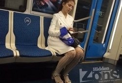 Брюнетка в белых чулочках засветила свою попу