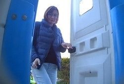 Женщина в уличном туалете засветила свою писю