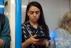 Пикантный засвет под платьем молодой брюнетки