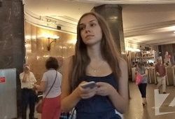 Засветила трусики под платьем