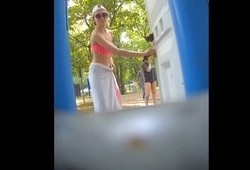Худощавая девка писает в пляжном туалете