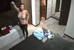 Девушка решила пошалить и занялась мастурбацией
