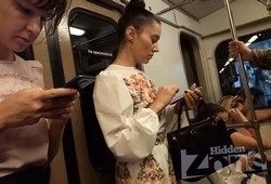 Подсматриваем что под платьем у симпатичной девки