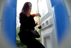 Девушка засветила в биотуалете голую киску
