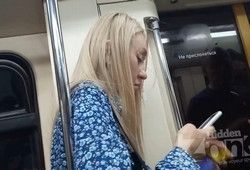 Девушка и ее трусики под платьем