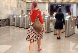 Девушка не заметила что ей подсматривают под юбку