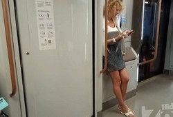 Блондинка засветила трусы