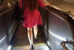 Подсматривает под платье и снимает сочную попу девушки