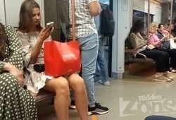 Подсматриваем под платье симпатичной девушке